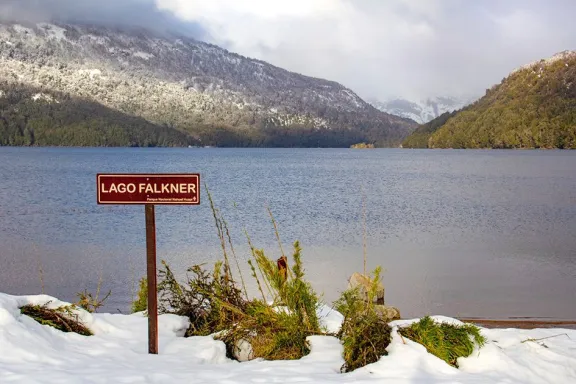 Descubre la Ruta de los Siete Lagos en invierno: paisajes únicos y actividades inolvidables.