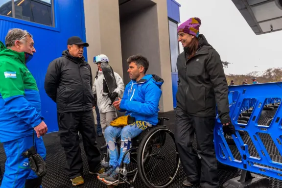 Neuquén lanza la clínica de esquí adaptado más grande de Sudamérica.