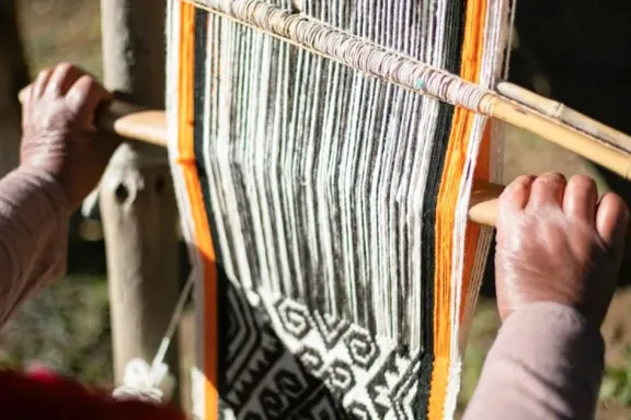 Tejedoras en diálogo: descubre el patrimonio textil de Neuquén en una muestra imperdible.