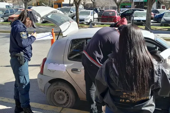 Detenidos por llevar droga en un auto sin patente trasera.