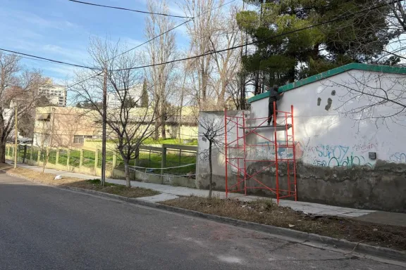 Progresan las obras en la vivienda institucional del CPEM 12 para mejorar el espacio estudiantil.