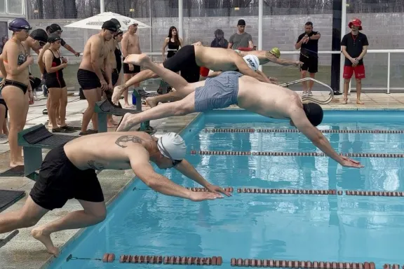 Competencia de natación: fomentan la seguridad y la prevención entre jóvenes nadadores.