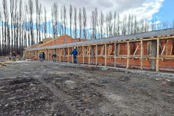 Obras en curso para restaurar una histórica escuela rural.