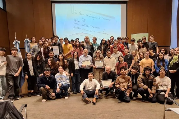 Jóvenes neuquinos discuten el legado de Jaime de Nevares en un interesante encuentro.