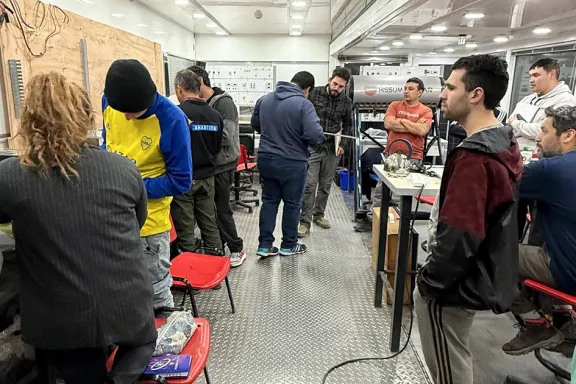Aulas taller móviles llegan a Neuquén para capacitar en oficios esenciales.
