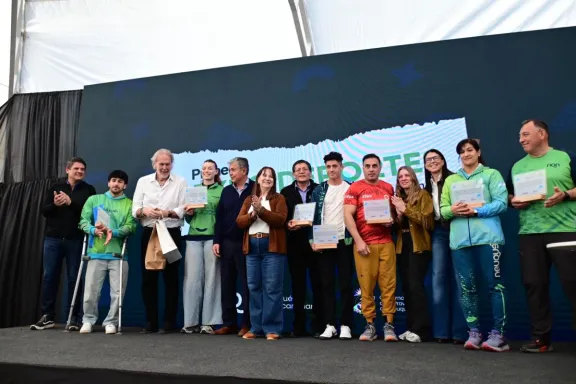 Figueroa anuncia la licitación del primer natatorio olímpico de Neuquén en la Expo Deportes 2026.