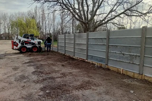 Comienza el cerramiento perimetral en el Jardín 27 de Valentina Sur para mayor seguridad.