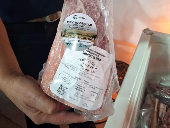Disfrutá del chivito criollo del norte neuquino en Confluencia de Sabores.