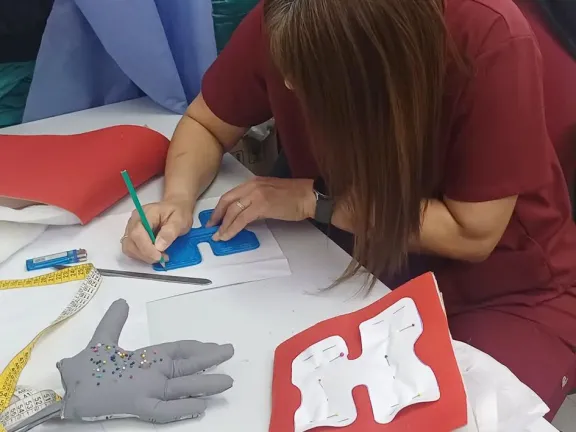 Cutral Co: Tecnología 3D y costura creativa para el cuidado comunitario