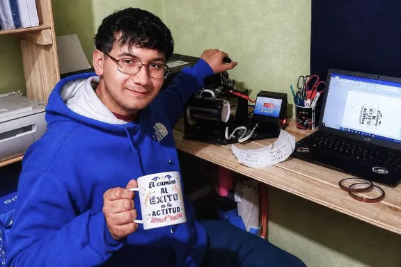 Dylan, a los 18 años, amplía su emprendimiento en Las Coloradas gracias a un crédito.