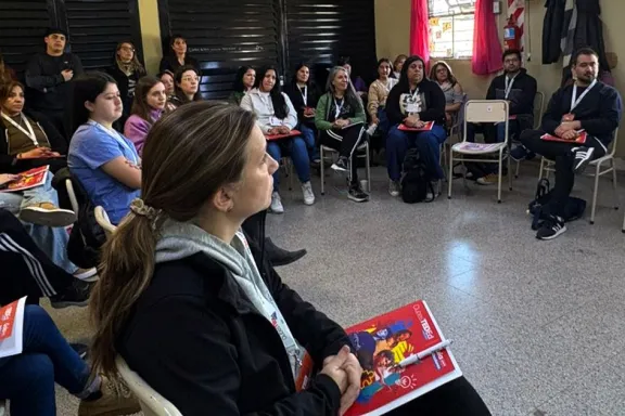 Más de 400 docentes se capacitan para mejorar la comunicación de ideas en las aulas.
