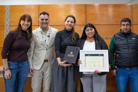 Dos artesanas de Huncal destacan por su talento y son premiadas por sus obras.