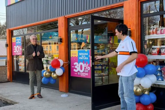 Santiago abre su local en Aluminé gracias a un crédito provincial.