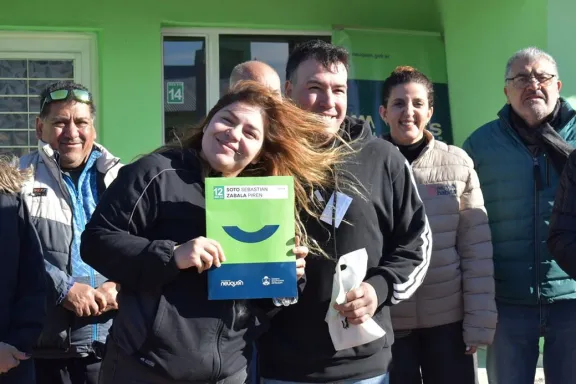 Entregan 16 viviendas en Centenario mediante programa de autoconstrucción.