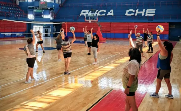 El Ruca Che incorpora talleres de ajedrez y coro para jóvenes de la comunidad.