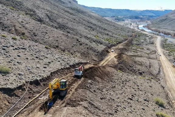 Obras en Alto Neuquén: gas, fibra óptica y asfalto mejoran la infraestructura local.