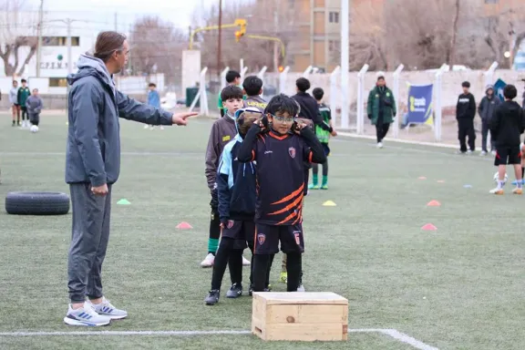 Más de 250 chicos asistieron a clases magistrales de Fútbol Formativo en Zapala.