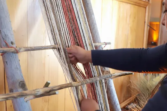 Loncopué lanza capacitaciones en telar mapuche y talabartería con certificación.