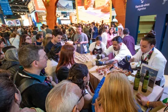 Neuquén destaca en la Feria Internacional de Turismo con una participación exitosa.