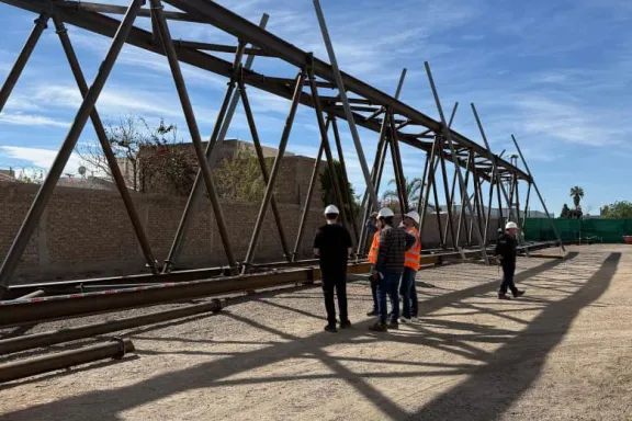 Progreso en la instalación de la nueva pasarela en Cuyín Manzano