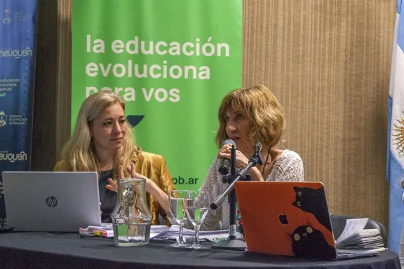 Docentes y especialistas analizan los desafíos de mantener la ESI en un conversatorio.