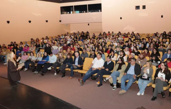Gran participación en conferencia sobre salud mental y emocional para jóvenes.