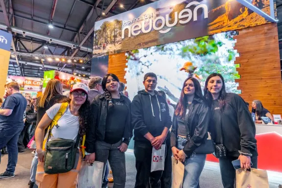Estudiantes de Caviahue destacan su destino en la Feria Internacional de Turismo.