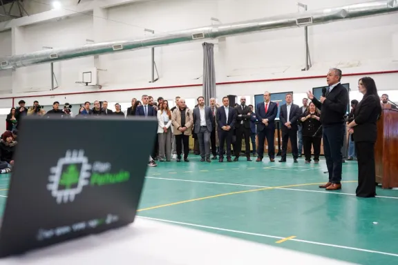 Se entregan 2.000 computadoras más del Plan Pehuén para escuelas en la provincia.