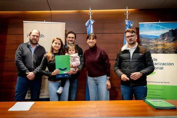 Se entregaron 27 permisos de ocupación a familias de Centenario tras años de espera.
