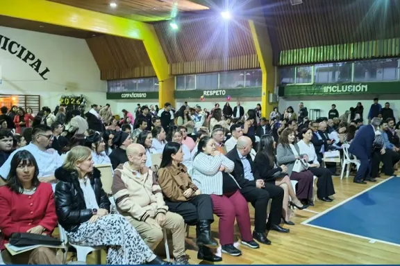 Primera promoción de técnicos en gastronomía se gradúa en Villa El Chocón.