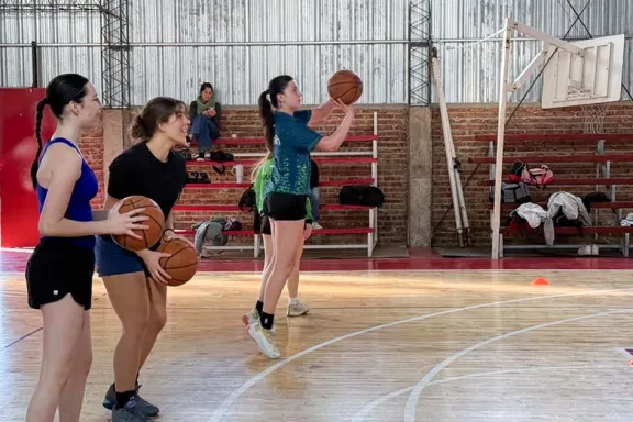 Más de 2,200 jóvenes se capacitan en deportes gratuitos en Neuquén.