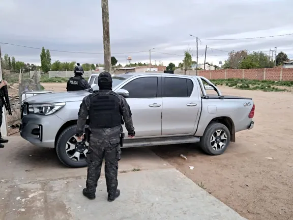 La Policía interviene en Plaza Huincul: se incautan drogas y dinero en tres operativos.