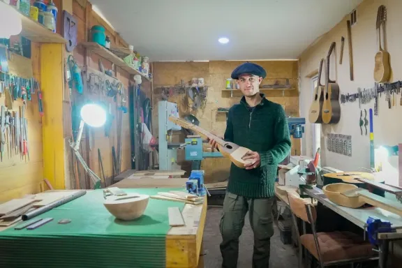Saúl, el luthier que transforma la madera en música auténtica.