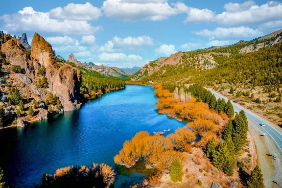 Valle Encantado: descubre las esculturas naturales junto al río Limay.