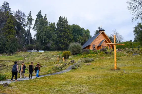 Villa Traful incorpora música a sus paisajes con dos conciertos en la capilla.