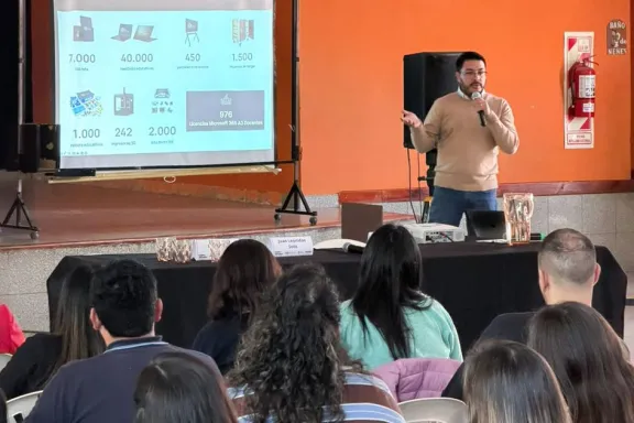 Casi 100 docentes discuten la integración de matemática e informática en la educación secundaria.