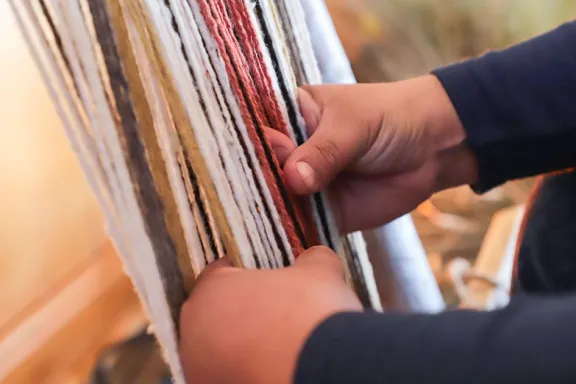 Descubrí las artesanías neuquinas: un vínculo entre la naturaleza y la tradición cultural.