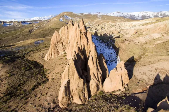 Bolillos: esculturas naturales formadas por el viento y el agua en paisajes argentinos.