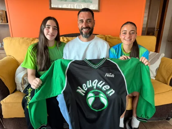 Un campeón de la Araucanía regresa como hincha para apoyar a sus hijas tras 30 años.